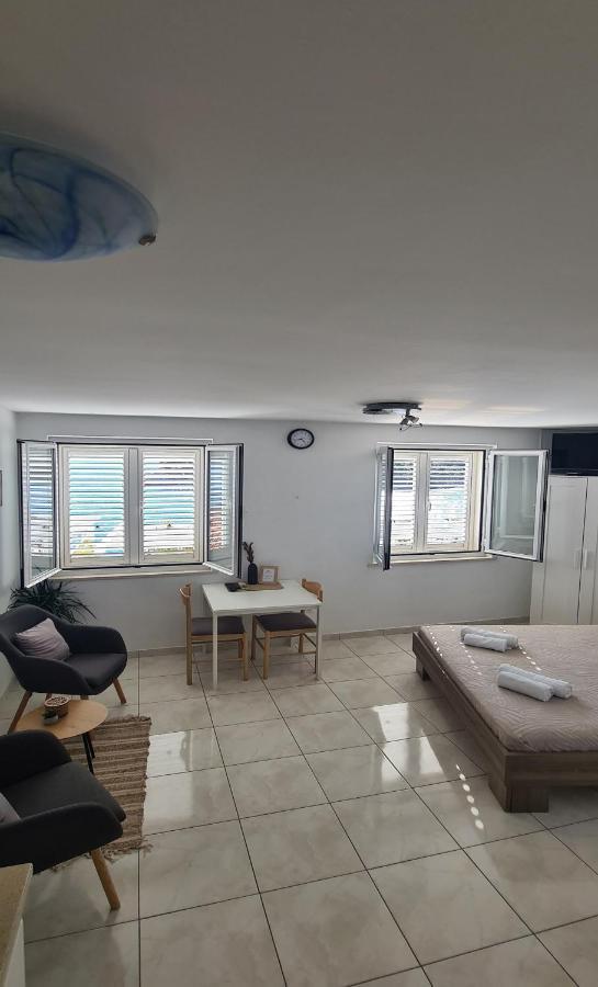 Apartmani Matea Затон Екстер'єр фото